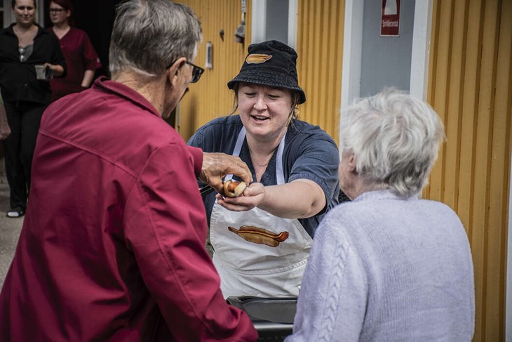 Sommarfesten erbjöd också leverans av korv med bröd. Foto: Christian Larsen