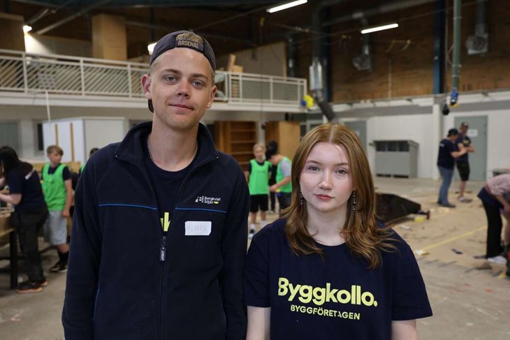 Helmer Göras och Hedda Mårtensson går på gymnasiet och att hjälpa till som ledare på kollot är en del av deras sommarjobb. Foto: Malin Westling