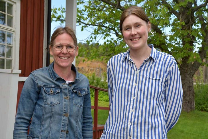 Verksamhetschefen Anna Björkman och pressansvarige Agnes Loman utanför en av gruvarbetarbostäderna. Foto: Alva Folkesson