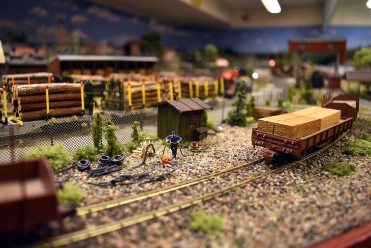 I det imponerande miniatyrlandskapet som Borlänge Modelljärnvägsklubb har byggt upp i en källarlokal mitt i centrala Borlänge finns det massor av figurer att titta på. Ordföranden Magnus Bohlin berättar att han hittar något nytt i landskapet hela tiden. Klubbens medlemmar träffas en gång i veckan, förutom under sommaren. Foto: Pär Sönnert
