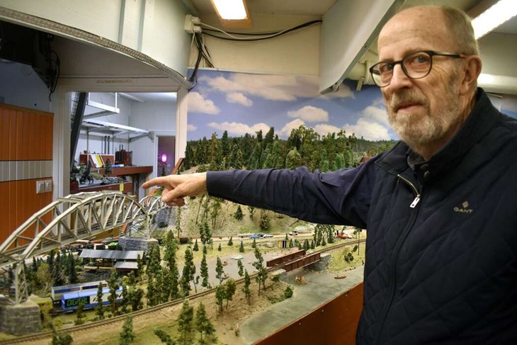 Magnus Bohlin pekar på en modell av Forshuvudbron i Kvarnsveden, som byggts av en medlem som inte längre är i livet. "Bron är gjord av Bregottaskar", säger Magnus. Foto: Pär Sönnert