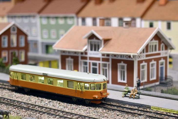 Med en app i mobilen kan Magnus Bohlin styra den färgglada rälsbussen runt tågbanan. "Jag har åkt en sådan här rälsbuss, längs Inlandsbanan", berättar han. Foto: Pär Sönnert