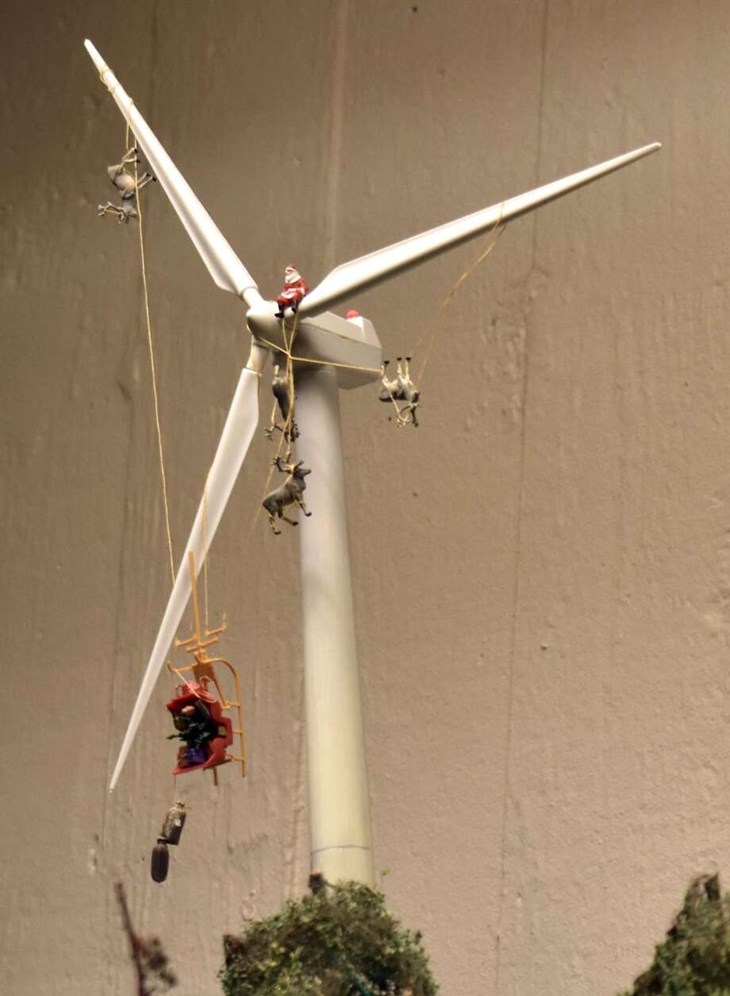Flera små udda detaljer finns att upptäcka i landskapet. Som här, där Jultomten har kraschat in i ett vindkraftverk med sin släde och sina renar. Foto: Pär Sönnert