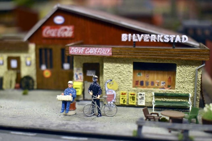 "Nämen, är det inte...?" funderade Lokalt i:s utsände under besöket. Och, jodå, visst är det Roy och Roger från Galenskaparna & After Shaves klassiska TV-serie "Macken". Foto: Pär Sönnert
