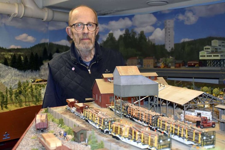 I en källarlokal mitt i centrum håller Borlänge Modelljärnvägsklubb till. Klubbens ordförande Magnus Bohlin bjöd in Lokalt i till en rundvandring för att titta närmare på det imponerande miniatyrlandskapet som har byggts upp i källarlokalen. Foto: Pär Sönnert