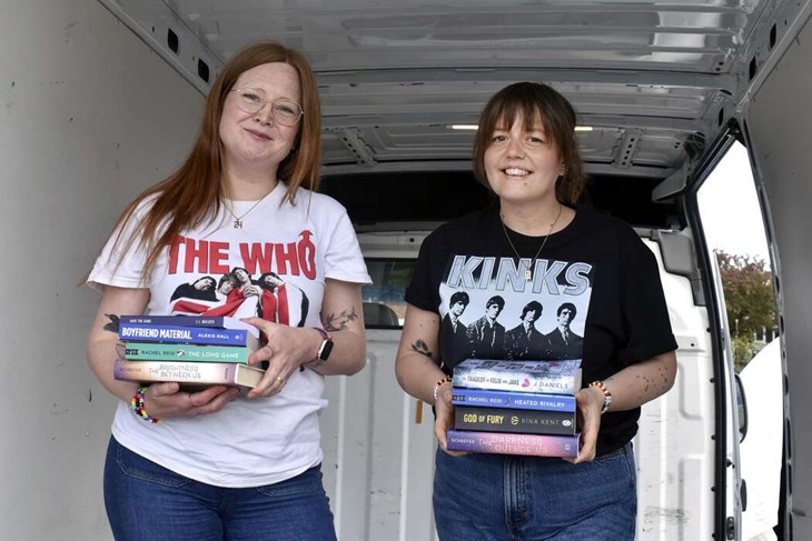 Gustafsborna och vännerna Linnéa Peters och Emma Helander har länge delat ett bokintresse. Nu tar det intresset ett steg längre - och startar en bokbuss tillsammans. Planen är att de ska vara i gång ute på vägarna till våren 2027. Foto: Pär Sönnert