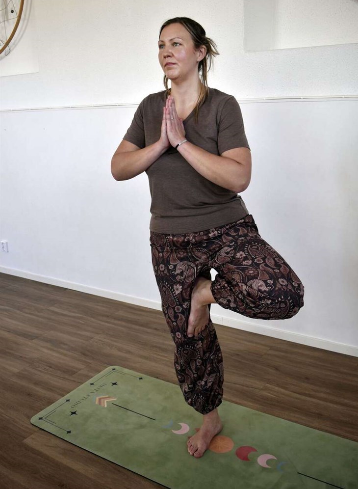 Efter att ha skadat axeln i en cykelolycka började Anna Hedman med yoga och meditation. "Jag mådde bättre på flera plan, inte bara rent fysiskt utan även mentalt", berättar Anna som senare utbildade sig till yogalärare och nyligen tog över yogaverksamheten på Heli Sporthälsa i Säter. Verksamheten heter numera Now Here Shala. Foto: Pär Sönnert