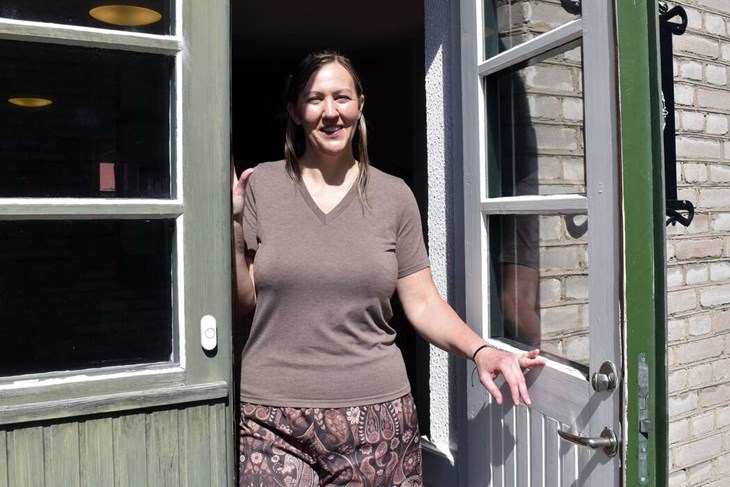 Anna Hedman tar emot i lokalen, vid den gamla Yxfabriken i centrala Säter. Yogalokalen har bytt namn till Now Here Shala."Shala är sanskrit för ´ett rum där man utövar yoga´", berättar hon. Foto: Pär Sönnert
