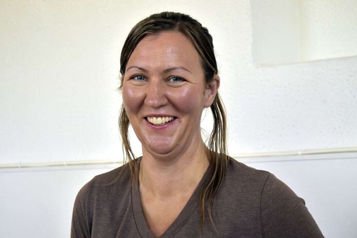 Falubon Anna Hedman är utbildad sjuksköterska och jobbar som vårdlärare på Dahlander Kunskapscentrum, utöver sin yogaverksamhet. Foto: Pär Sönnert