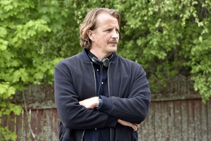 Johan Hedman är van vid att vänta. "I den här branschen måste man ha ett otroligt bra tålamod, eftersom allt alltid tar längre tid än beräknat. Jag brukar säga att om du har körkort, ett bra tålamod och är bra på att vara tyst så är du nästan garanterad jobb i filmbranschen", skojar han. Foto: Pär Sönnert