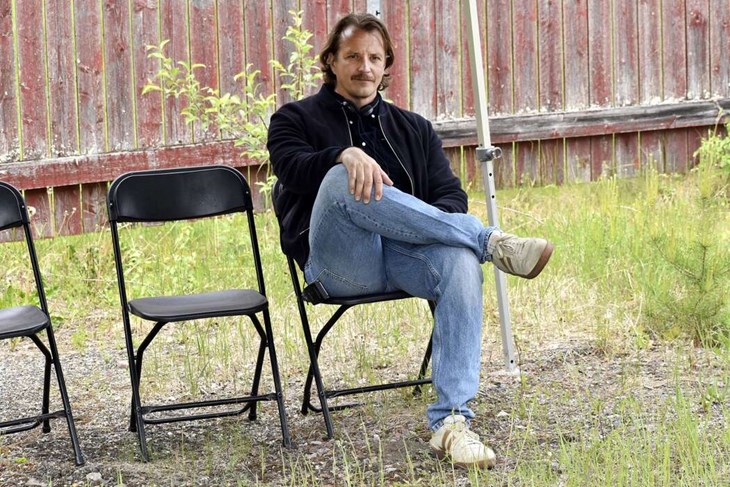 Johan Hedman tar igen sig på en stol under inspelningarna av "Riksmord", som denna dag spelades in vid Tuna Hästbergs gamla gruva. Foto: Pär Sönnert