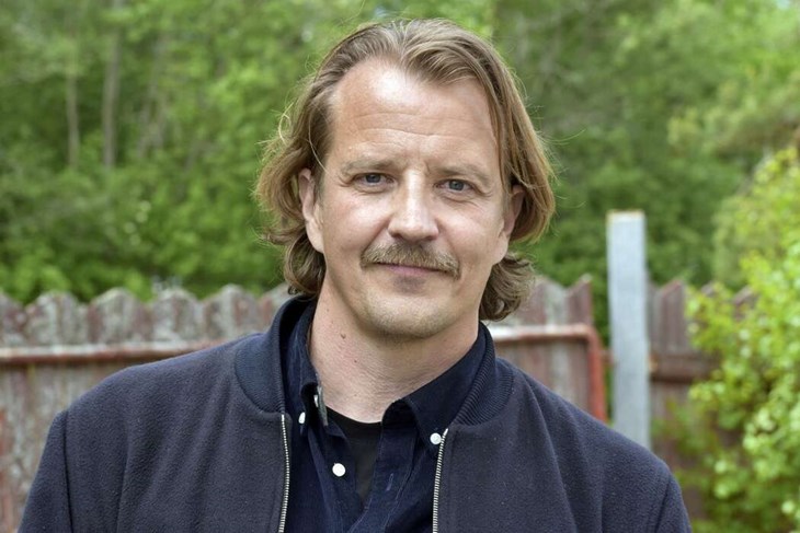 Johan Hedman växte upp på Lyckovägen i Paradiset i Borlänge. I början av juni var han tillbaka i hemstaden, för att jobba med inspelningen av den kommande kriminalserien "Riksmord" som har premiär på Sky Showtime i vinter. "Det är en dröm som går i uppfyllelse att få filma här hemma i Borlänge", säger Johan Hedman. Foto: Pär Sönnert