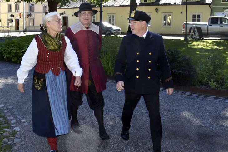 Vid pressträffen hade trion klätt upp sig. Karin Hästö bar sin Säterdräkt, Jon Bodin hade iklätt sig rollen som sin anfader, Wellam Silentz, som var Säters borgmästare på 1600-talet, och Jan-Åke Forsgren föreställde stadsvaktmästare Karl-Erik Alm. Foto: Pär Sönnert
