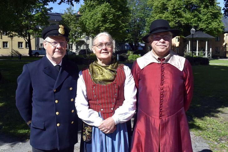 Historisk Vecka i Säter hålls i år den 1-16 augusti. Säterstampen hålls den 8 augusti. Här ses Jan-Åke Forsgren, Karin Hästö och Jon Bodin som till pressträffen om arrangemanget hade klätt upp sig ordentligt, som sig bör. Foto: Pär Sönnert