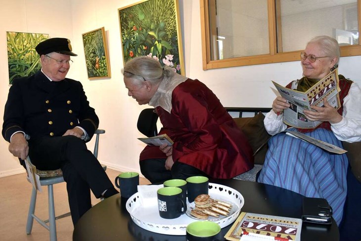 Innan pressträffen inför Historisk Vecka i Säter inleddes började borgmästare Wellem Silentz att nyfiket studera knapparna på stadsvaktmästare Karl-Erik Alms uniform. Egentligen heter de båda herrarna Jon Bodin (vice ordförande för Säters hembygdsförening) respektive Jan-Åke Forsgren (ordförande för kulturföreningen Säterstampen). Till höger ses kultursekreteraren Karin Hästö, som var sig själv - iklädd sin Säterdräkt. Årets upplaga av Historisk Vecka pågår den 1-16 augusti. Foto: Pär Sönnert