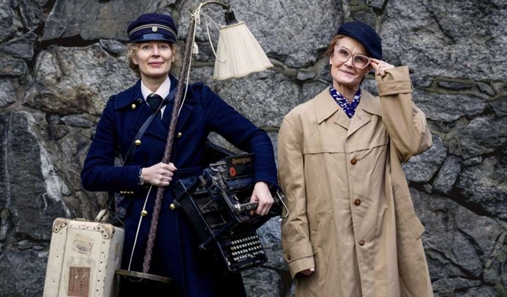 Skådespelarna Johanna Wilson och Anna Littorin i rollerna som den banbrytande journalisten Barbro "Bang" Alving i teaterföreställningen "Big Bang!" som spelas i Skenshyttans bygdegård den 3 augusti. Foto: Karin Boo