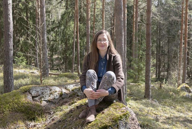 Thérèse Nylén är bosatt i Stora Skedvi och jobbar som kultursekreterare i Säters kommun. Det senaste året har hon jobbat med boken "100 balla ställen i Dalarna", som gavs ut i juni. I boken listar hon 100 ställen som, av olika anledningar, är värda att besöka. "Jag har försökt att hitta besöksmål som inte kostar så mycket att utforska, förutom resan dit då", säger hon. Foto: Loulou d'Aki