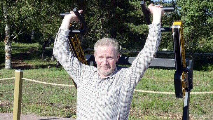 Peter Hoxell, verksamhetschef fritid och idrott, testar nya utegymmet. Foto: Maria Karlsson