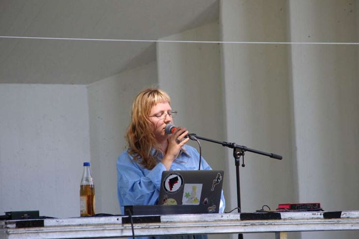 I Tingshusparken bjöds vem som helst in till en  försmak av vad elektronisk musik är, med bland andra Astrid Ymén på scenen med dator, mikrofon och mixerbord.