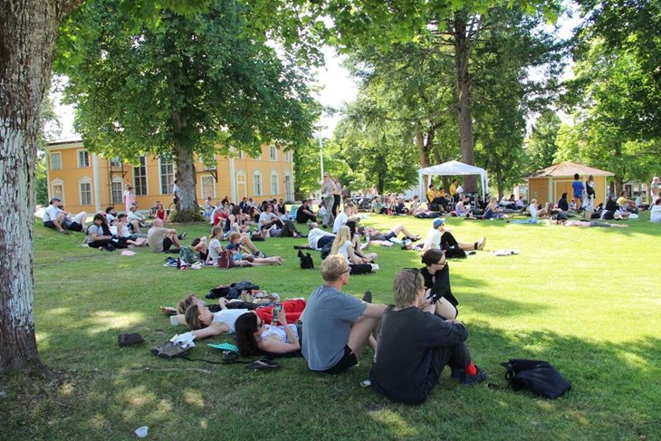 Många festivalbesökare valdes en lätt tillbakalutad ställning för att kunna ta in den elektroniska musikens alla skiftningar och variationer.