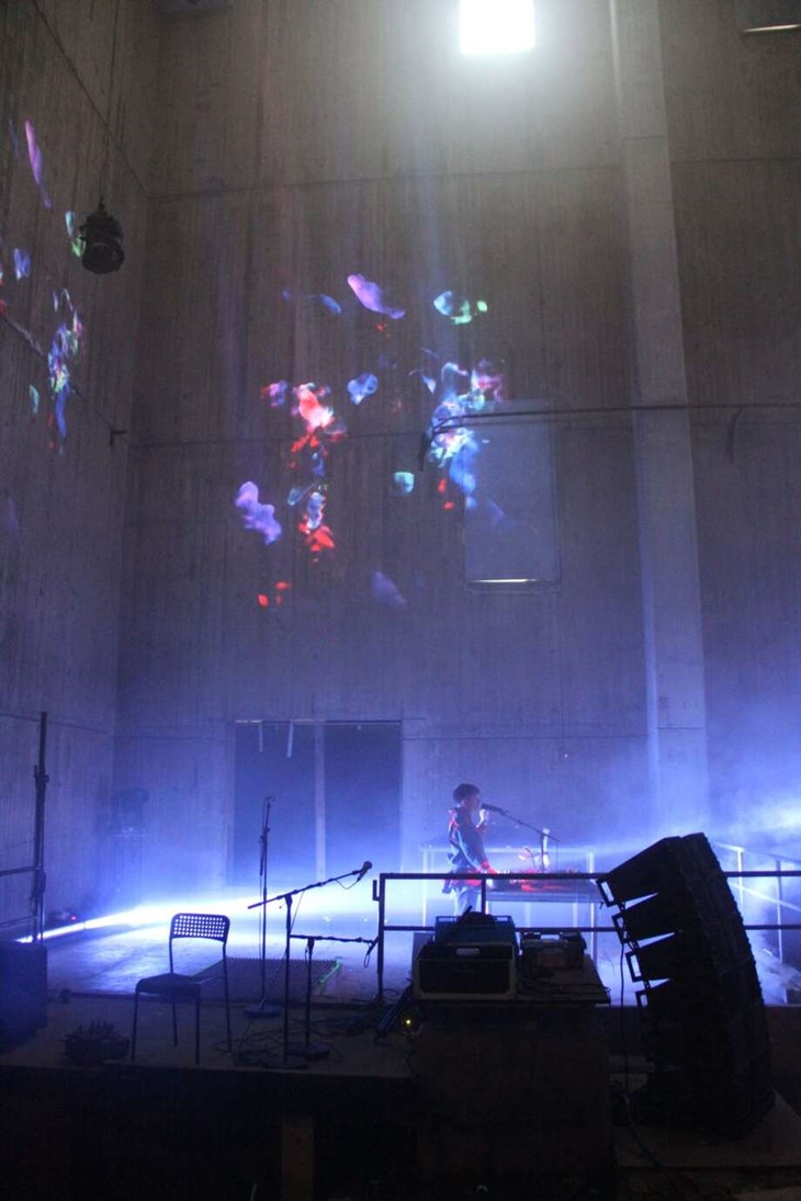IdJa och Eili Bråstad förenade sin elektroniska musik och videokonst i ett. framförande i Mimerlaven på Norberg Festivalen. Ett framträdande där också jokjen anades i ljudmattan.