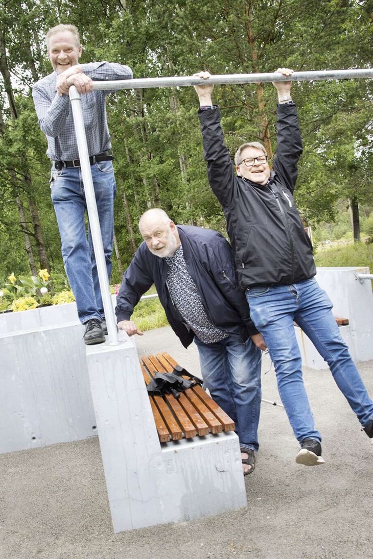Fritidschef Peter Hoxell, Sören Finnström som är ordförande i kultur- och samhällsutvecklingsnämnden och kommunstyrelsens ordförande Leif Pettersson (S) hängde och klängde i den nya parkourbanan. Foto: Sara Flodin