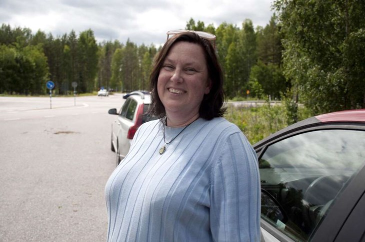 "Jag är livrädd för att jag ska bli påkörd bakifrån. Det går alldeles för fort här", säger Pernilla Eklund. Foto: Lisa Björklund