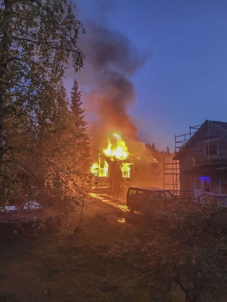 Denniz fotade branden när räddningstjänsten anlänt till platsen under natten mot den 27 maj. Foto: Denniz Nilsson