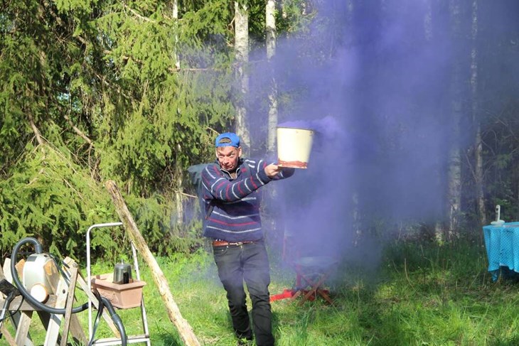 I boken om Amy och Aron förekommer en Ande som blir deras bästa kompis. Det illustrerades med den intensivt lila röken som “lekkompisen” Klas Olsson tog med sig till “skrotparken”.
