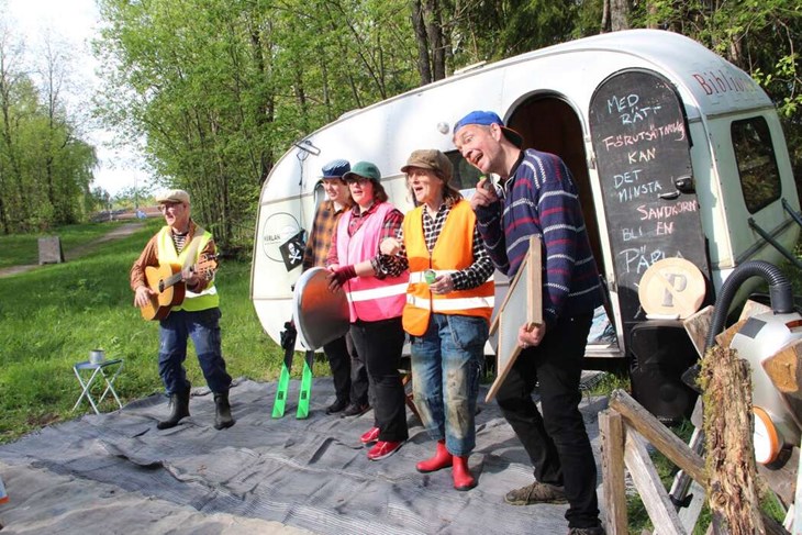 Skrotorkestern avslutade mötet på skrotgården med att sjunga och spela tillsammans och i ackompanjemang av tvättbrädor och - toasitsar.