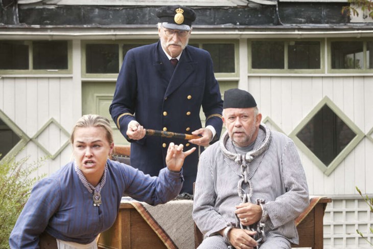 Linda Tollsten, Tyge Olsson och Andreas Lindberg som spelade mördaren Nordlund, i ett drama på Lindblomska gården, under Säterstampen 2022. I år hålls Stampen den 8 augusti. Foto: Sara Flodin/Arkiv