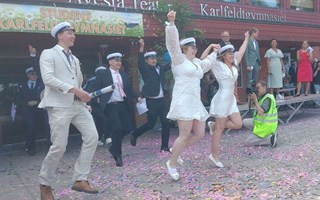 Jubel och glädjetårar när Avestas studenter sprang ut