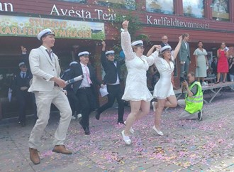 Jubel och glädjetårar när Avestas studenter sprang ut