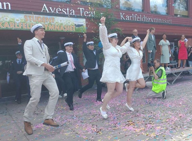 Jubel och glädjetårar när Avestas studenter sprang ut Jubel och glädjetårar när Avestas studenter sprang ut
