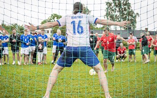 Barfota och plastboll – succéreceptet bakom folkfesten