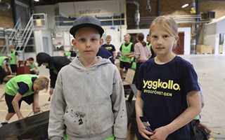 Kreativa juniorer på somrigt byggkollo