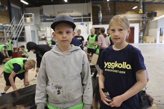 Kreativa juniorer på somrigt byggkollo