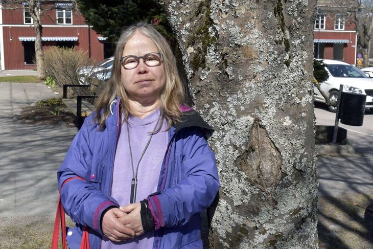 Fia Wikström är ordförande för Vänsterpartiet i Säters kommun. En lokal valfråga för V är gratisbussar i Säters innerstad. "Vi behöver binda ihop Gustafs och Stora Skedvi med Säter, med fler busslinjer. Det är viktigt för ungdomar att ta sig till fritidsaktiviteterna samt för äldre att göra ärenden och besöka vänner. Jag tror och hoppas att Säter kan få gratisbussar igen. Gratisturer skulle få fler att åka buss", säger Fia som engagerade sig politiskt inför valet 2002. Foto: Pär Sönnert