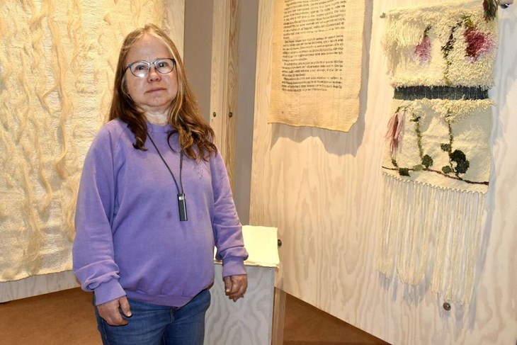 Fia Wikström vid en vävutställning i Kulturhörnan på Säters bibliotek. "Kultur är en vänsterfråga. Det är viktigt att kommuninvånarna får möjlighet att utöva och ta del av kultur. Vi har mycket kultur här i kommunen", säger hon. Foto: Pär Sönnert