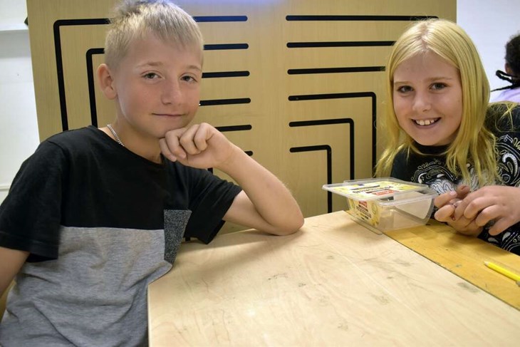 Oliver Tännström Persson och Isabell Jönslars, som när bilden togs gick i klass 3A på Enbacka skola, tyckte att det var roligt och intressant att få lära sig mer om hur det fungerar med pengar. Foto: Pär Sönnert