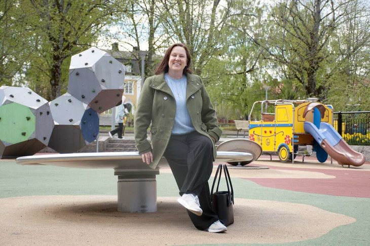 Pernilla Eklund (C) på Markustorget vid Stadshusparken. En plats hon tycker är ett bra exempel på hur man skapar en trygg miljö för barn och vuxna att träffas på. Foto: Lisa Björklund