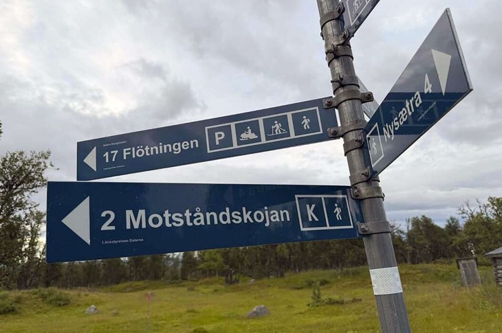 Motståndskojan, eller "Rävhålet" är beläget i nordvästra spetsen av Dalarna. Bilden är tagen vid Röskåsen där en av pilarna på skylten visar att det är två kilometer till motståndskojan. Foto: Pär Sönnert