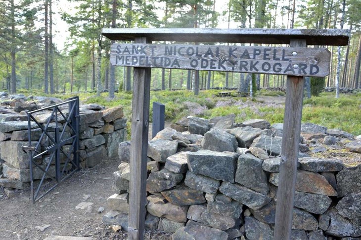 Ödekyrkogården i Östra Silvberg är med i boken. Den är belägen intill det mer kända besöksmålet Östra Silvbergs gruva, med det turkosa vattnet. Foto: Pär Sönnert