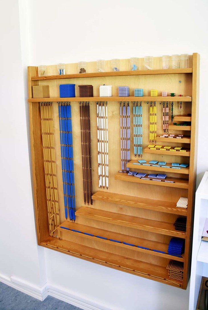 Med de här räknestavarna lär sig de äldre barnen matematikens grunder. Foto: Karin Diffner