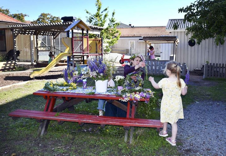 Praktikanten Sophia Lindenthal går en förskoleutbildning i Tyskland. Här hjälper hon barnen på Solstrålen att binda kransar. Foto: Karin Diffner
