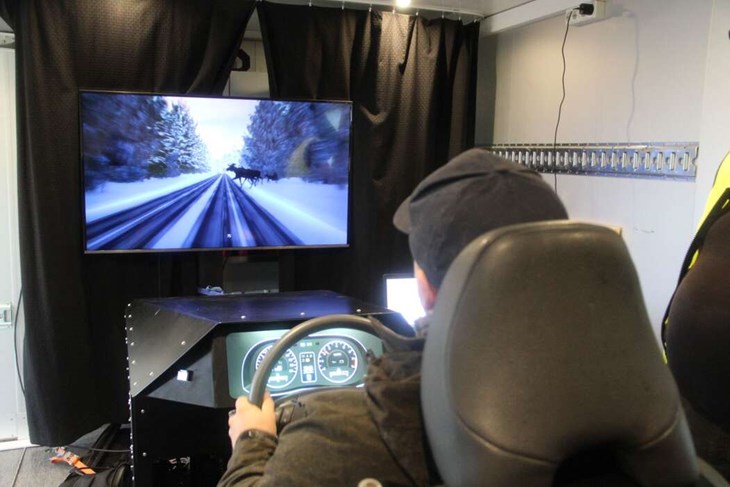 Hos Jägareförbundet Folkare fick besökare testa på att köra mot en viltsimulator.