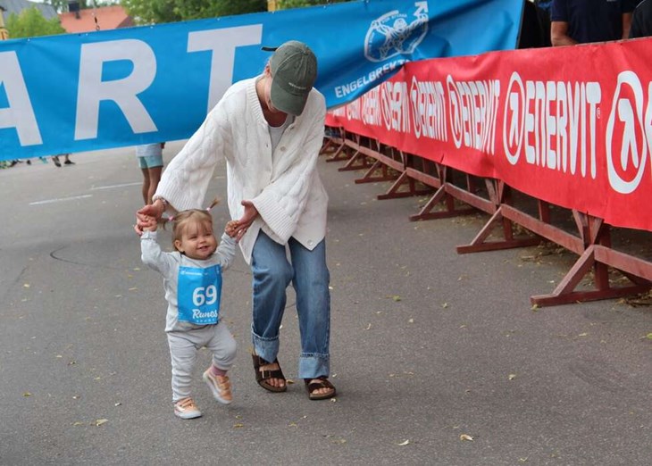 Lilla Freyja “sprang” Engelbrektsloppet med mamma Jennifer. Hon var nog därmed yngst - även i år.