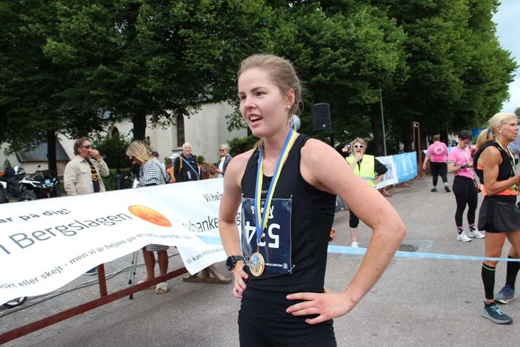 Greta Halldén vann - trots skavsår som krävde omplåstring - damklassen i Engelbrektsloppet Trail.