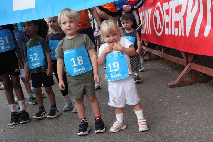 Två- respektive fyraåriga Minja och Walton från Fagersta var med och sprang löpartävling för första gången i Engelbrektsloppet Trail