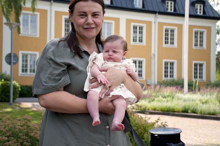 Sex veckor gamla Evelina har redan hängt med på möten och partikampanjer.